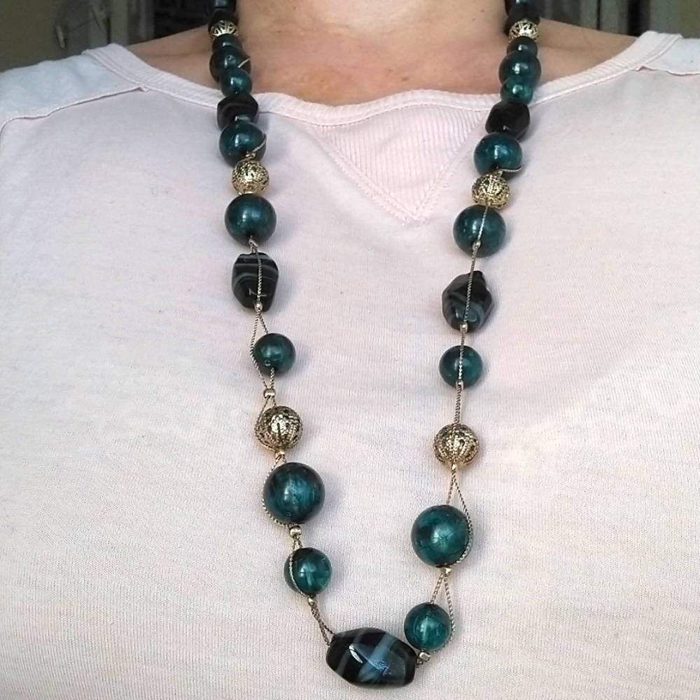 VINTAGE LIZ CLAIRBORNE ONYX AND GLASS AND GOLDEN FILIGREE NECLACE